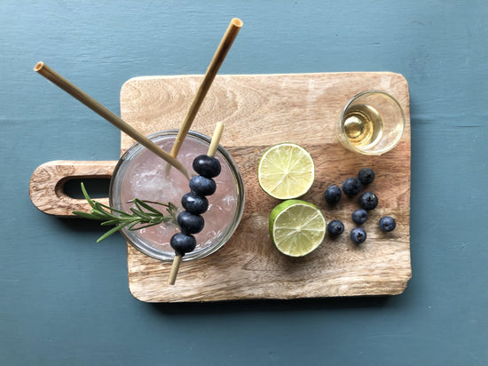 Cocktail sans alcool au romarin et aux bleuets - StrawbyStraw